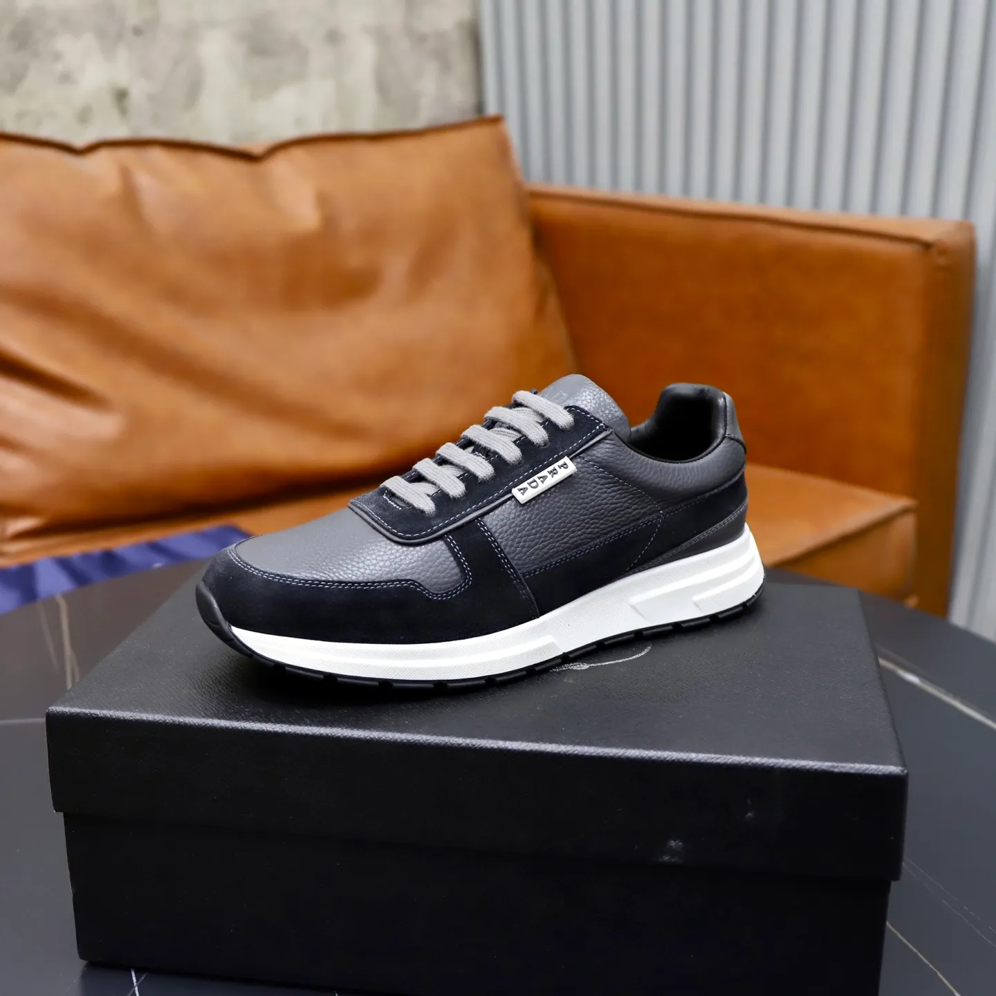Factory price: 740💰Top original order Brand: PRADA (Prada) Standard code: Men's size 38/44 (45 can be customized) Grade: Same as the official website Material: Original cowhide stitching imported cowhide lining Original combination two-color wear-resistant soft outsole Style category: Leisure and sports version Young fashion European and American trend British style Color: Real picture color